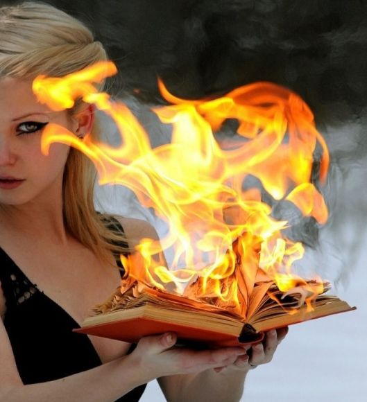 libro-fuoco-donna